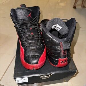 Jordan 12 Flu game (2016) (Grade school)